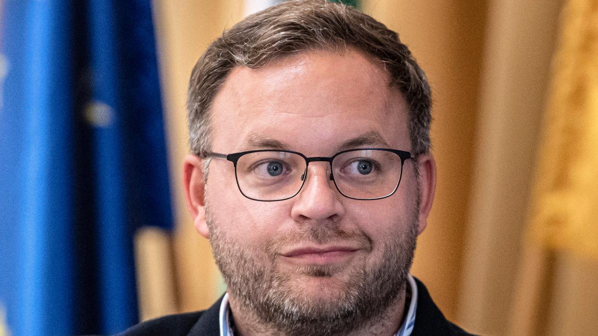 Orbán Balázs "erdész mérnök" elmagyarázza Ungár Petinek a tutit