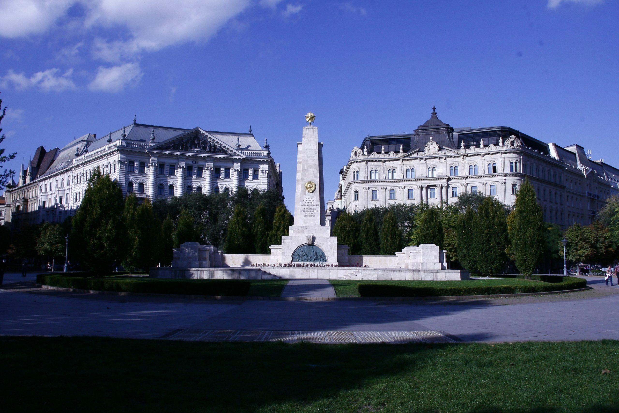 El a szovjet katonai emlékművel Budapestről!